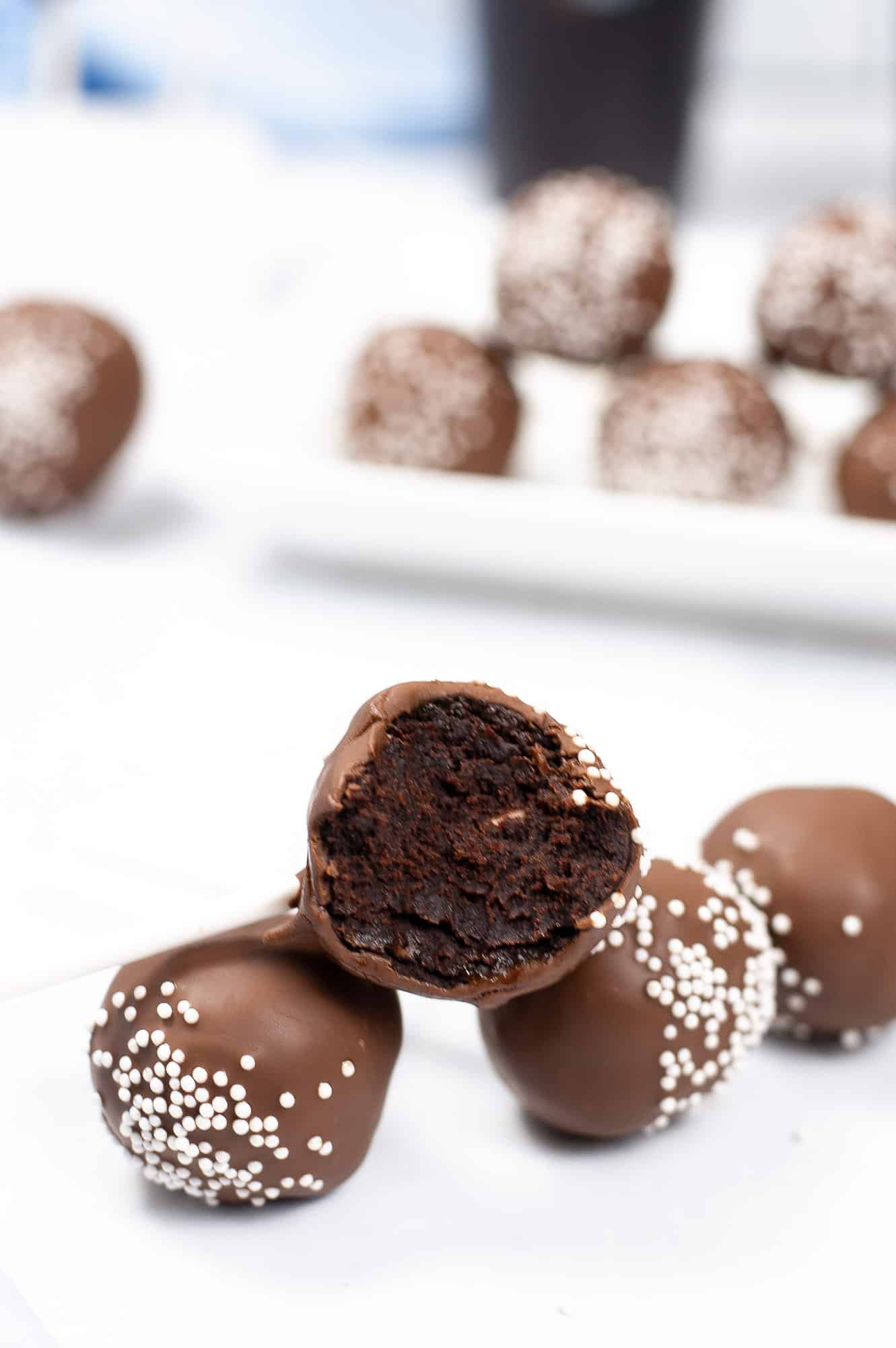 How to Make Incredibly Easy and Authentic Starbucks Chocolate Cake Pops ...